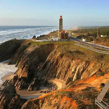 Ferienhaus With Shared Pool In + 30 M² + Pool. Pataias