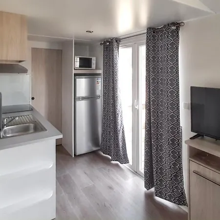 With Shared Pool In + 30 M² + Pool. Hébergement de vacances *