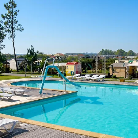 With Shared Pool In + 30 M² + Pool. Pataias